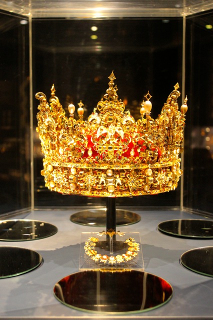 This is the crown of King Christian IV which is on display at the castle.